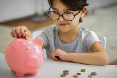 Cómo Enseñar Finanzas Personales a tus Hijos de Forma Divertida